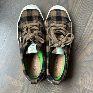 Cariuma Women’s Black and Brown  Checkered Wool. Sneakers -